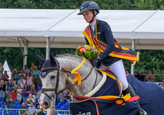 Birkhof's Arezzo Man FBW wird mit Sophie Hinners Bundeschampion der fünfjährigen Springpferde 2024. Foto (c): Equitaris